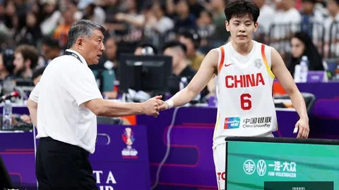 法国队备战欧洲杯预选赛：维埃拉激烈拼抢瞬间，备战策略足球风云-法国队终极指南新浪竞技风暴